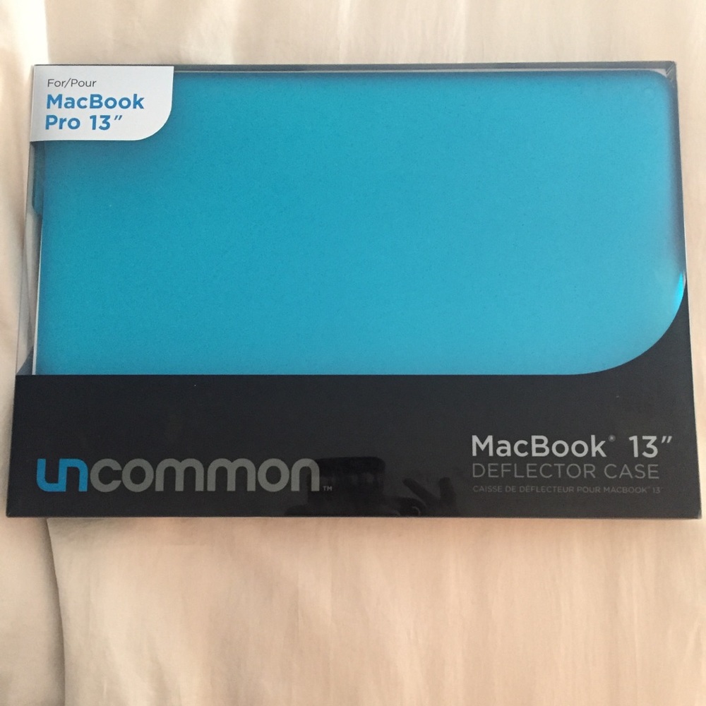 NWT! Uncommon hard shell 13" deflector case